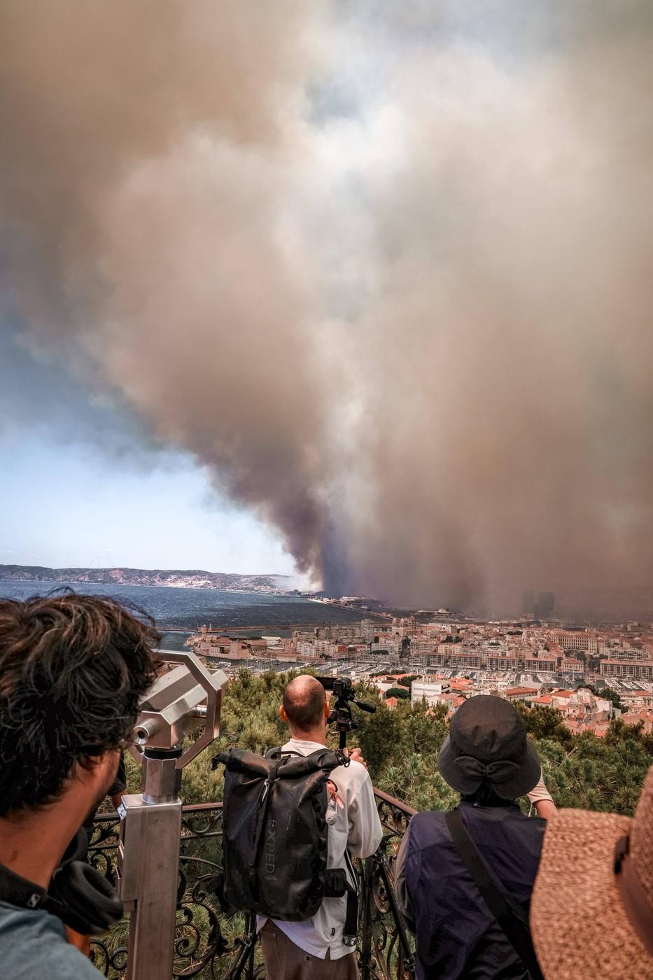 „Este apocaliptic”. Incendiul devastator din Marsilia se propagă cu 1,2 km pe minut. 110 oameni au fost răniți 987588