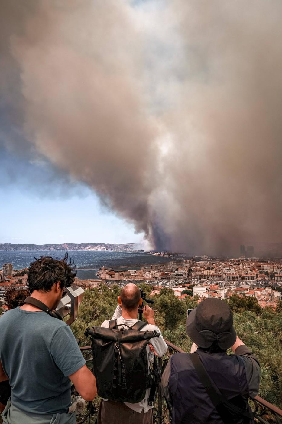 „Este apocaliptic”. Incendiul devastator din Marsilia se propagă cu 1,2 km pe minut. 110 oameni au fost răniți 987589