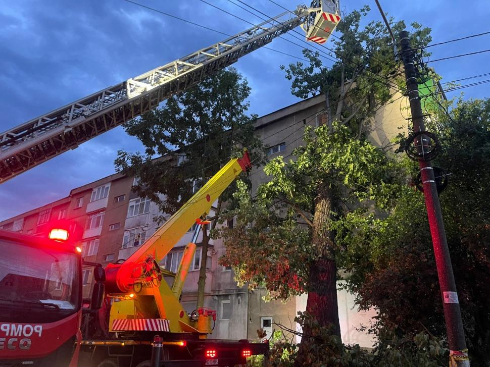 Imaginile dezastrului lăsat în urmă de furtuni și vijelii: Copacii au fost smulși de rafale de peste 100 km/h. Sunt pagube în 19 județe 987681