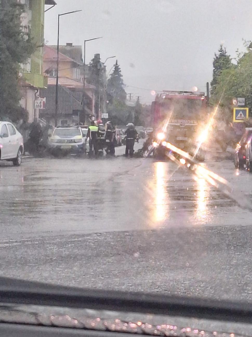 Imaginile dezastrului lăsat în urmă de furtuni și vijelii: Copacii au fost smulși de rafale de peste 100 km/h. Sunt pagube în 19 județe 987691