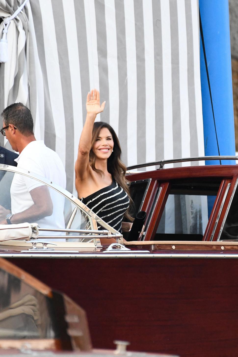 Lauren Sanchez s-a dus la Paris fără Jeff Bezos și s-a întâlnit cu Leonardo DiCaprio. Rochia ei provocatoare a atras toate privirile 987780