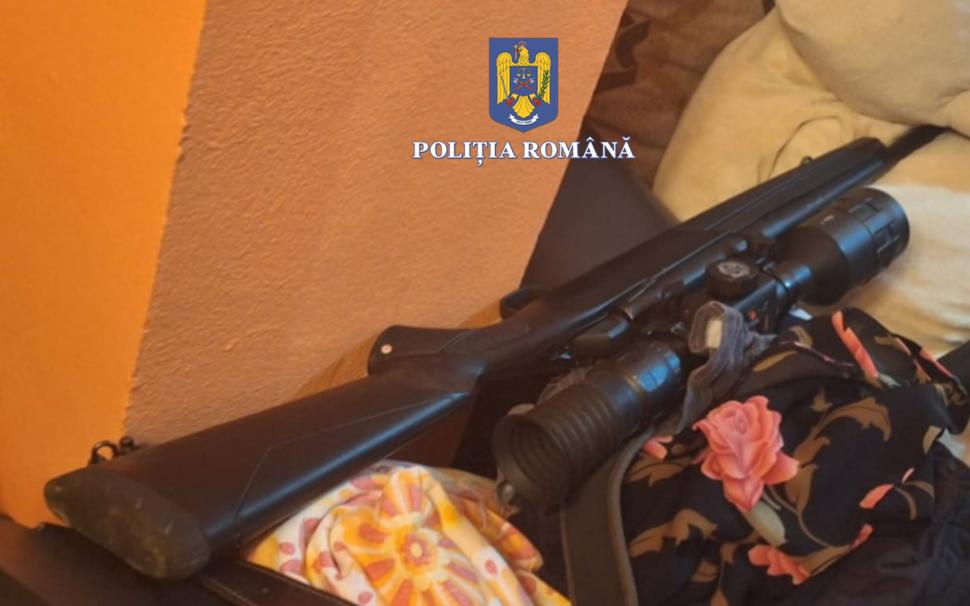 Mascații au găsit o pușcă cu lunetă, amortizor și peste 1.300 de cartușe acasă la un bărbat din Caraș-Severin 987936