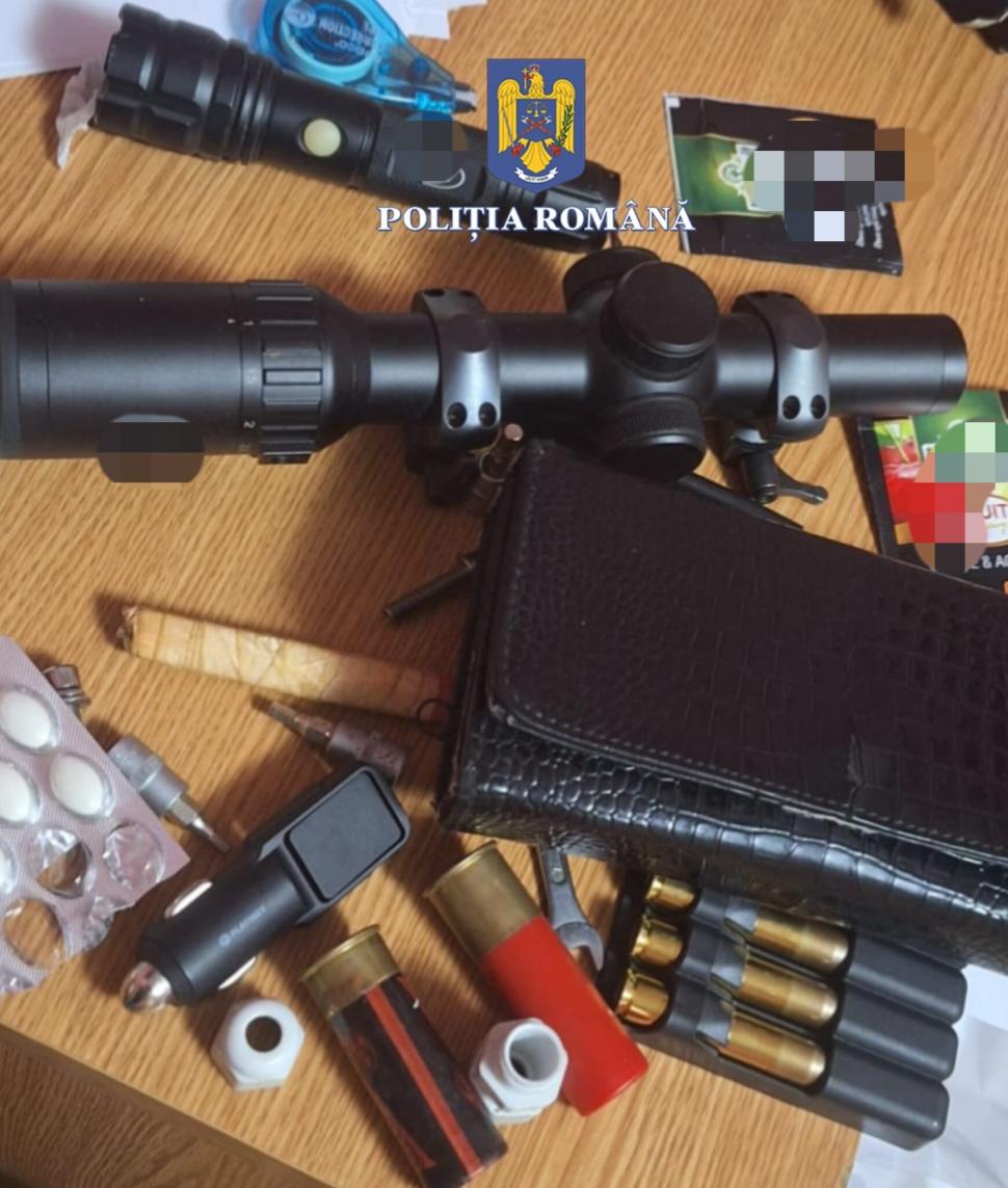 Mascații au găsit o pușcă cu lunetă, amortizor și peste 1.300 de cartușe acasă la un bărbat din Caraș-Severin 987937