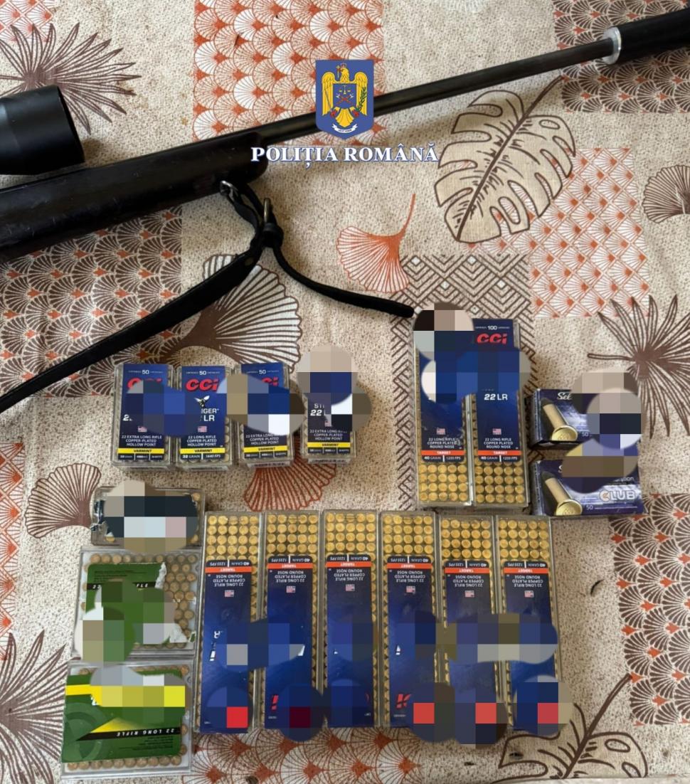 Mascații au găsit o pușcă cu lunetă, amortizor și peste 1.300 de cartușe acasă la un bărbat din Caraș-Severin 987938