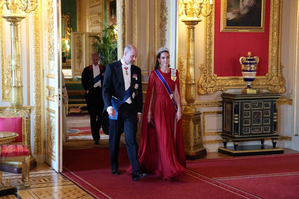 Plimbare cu trăsura, sărutări de mâini, banchet cu ținute strălucitoare. Cum a fost prima zi de vizită a lui Macron în Marea Britanie 987726