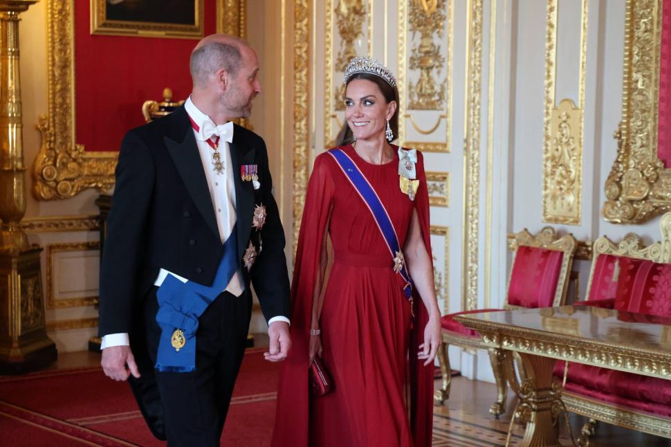 Plimbare cu trăsura, sărutări de mâini, banchet cu ținute strălucitoare. Cum a fost prima zi de vizită a lui Macron în Marea Britanie 987727