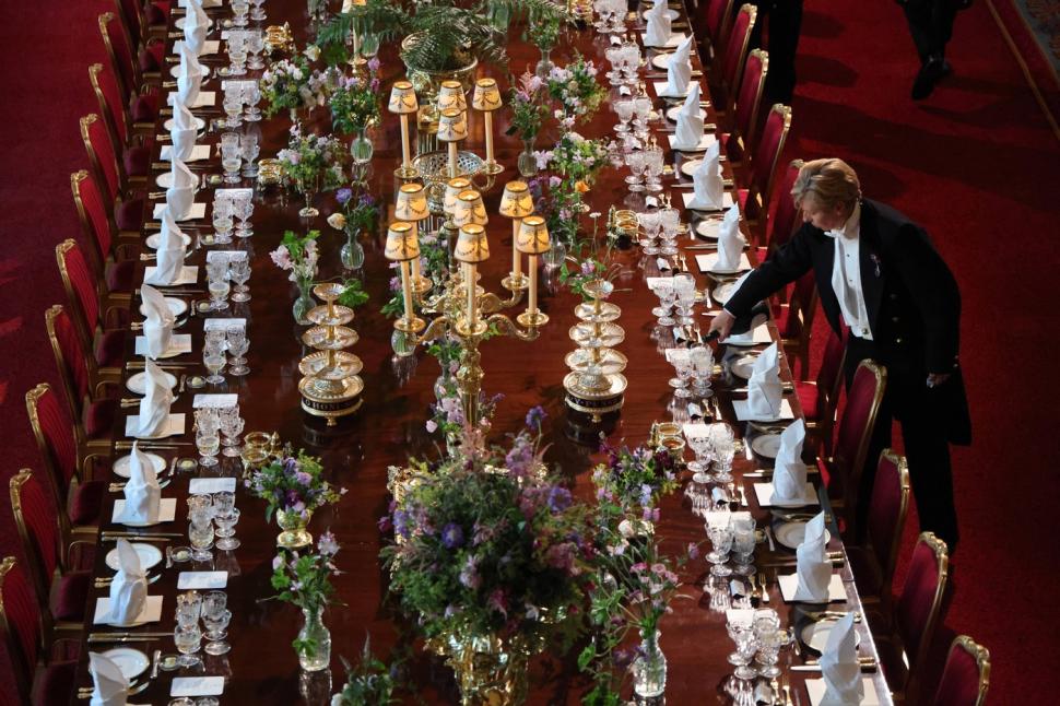 Plimbare cu trăsura, sărutări de mâini, banchet cu ținute strălucitoare. Cum a fost prima zi de vizită a lui Macron în Marea Britanie 987729