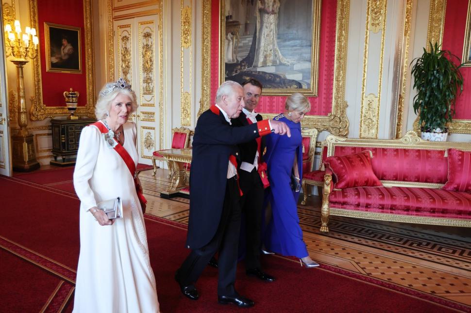 Plimbare cu trăsura, sărutări de mâini, banchet cu ținute strălucitoare. Cum a fost prima zi de vizită a lui Macron în Marea Britanie 987732