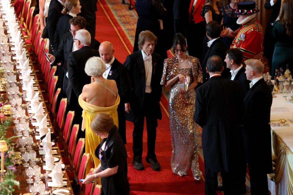 Plimbare cu trăsura, sărutări de mâini, banchet cu ținute strălucitoare. Cum a fost prima zi de vizită a lui Macron în Marea Britanie 987740