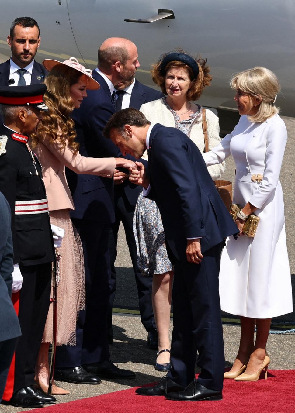 Plimbare cu trăsura, sărutări de mâini, banchet cu ținute strălucitoare. Cum a fost prima zi de vizită a lui Macron în Marea Britanie 987748