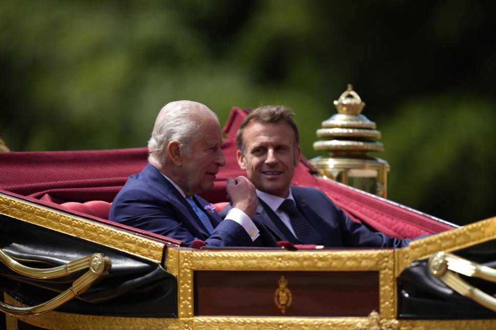 Plimbare cu trăsura, sărutări de mâini, banchet cu ținute strălucitoare. Cum a fost prima zi de vizită a lui Macron în Marea Britanie 987751