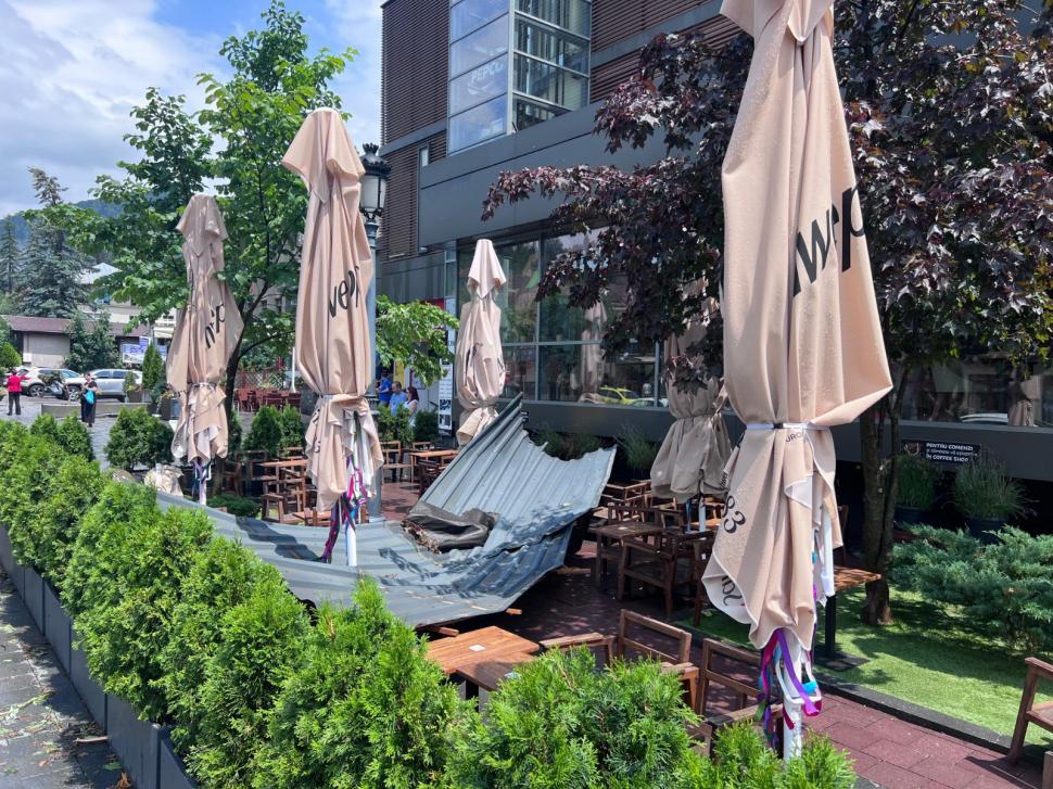 „S-a văzut o tornadă cum a venit și a ras efectiv toți copacii”. Mărturii din Sinaia despre furtuna care a devastat tot în calea ei 987853