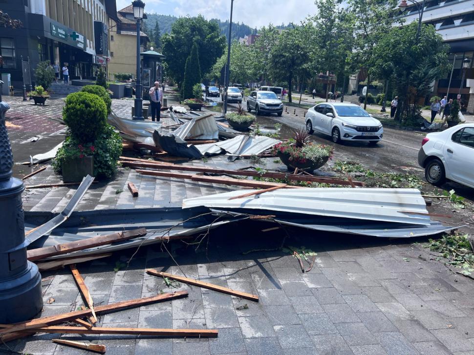 „S-a văzut o tornadă cum a venit și a ras efectiv toți copacii”. Mărturii din Sinaia despre furtuna care a devastat tot în calea ei 987854