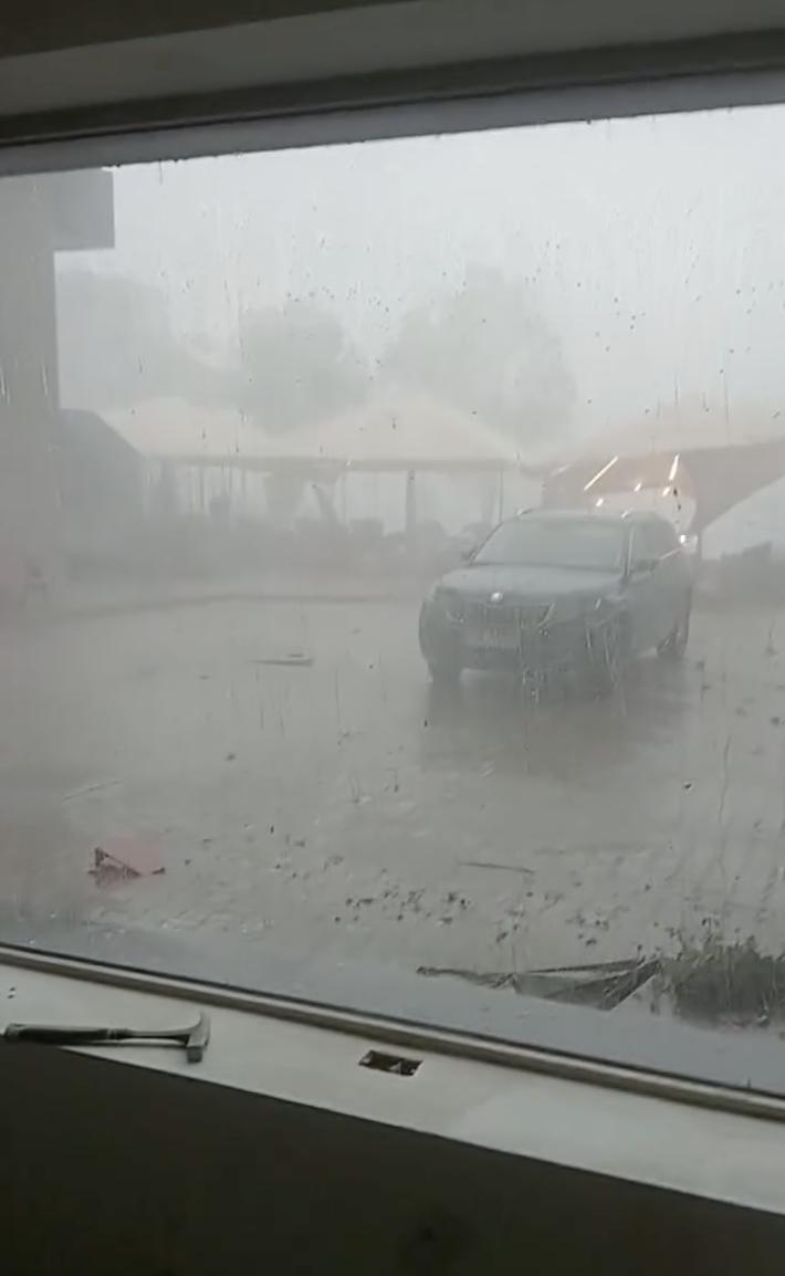 „Sfârșitul lumii în Sinaia”: Sunt 16 răniți, majoritatea turiști străini. Acoperișul gării a fost smuls de vijelie și aruncat peste DN1 987786