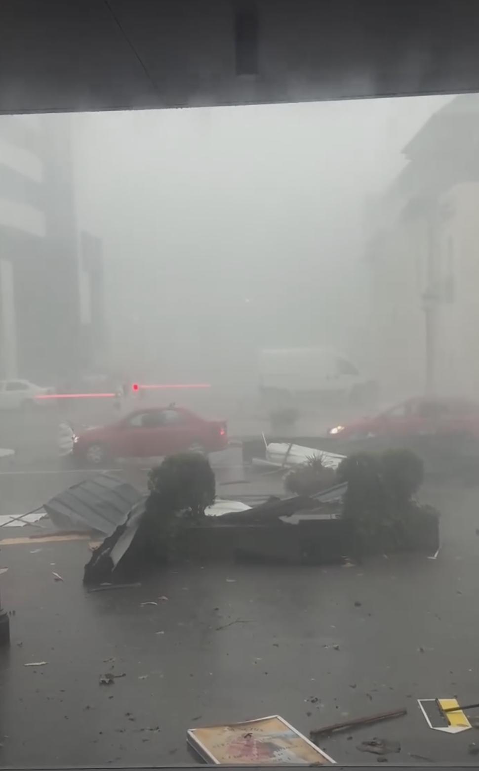 „Sfârșitul lumii în Sinaia”: Sunt 16 răniți, majoritatea turiști străini. Acoperișul gării a fost smuls de vijelie și aruncat peste DN1 987787