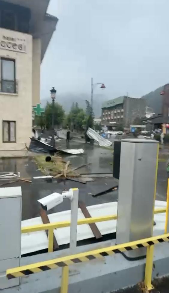 „Sfârșitul lumii în Sinaia”: Sunt 16 răniți, majoritatea turiști străini. Acoperișul gării a fost smuls de vijelie și aruncat peste DN1 987788