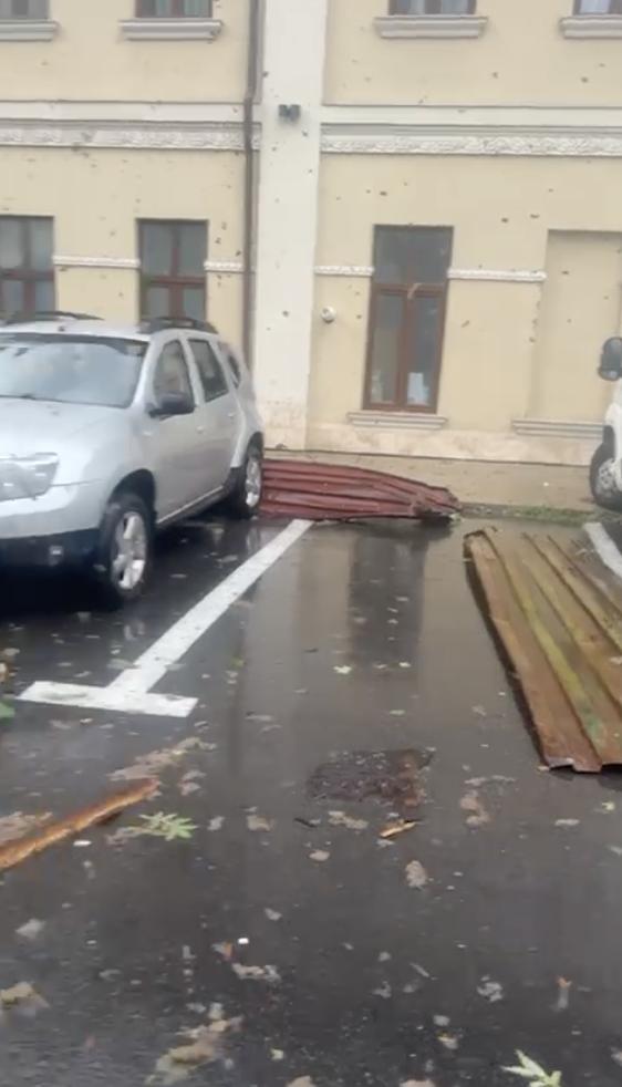 „Sfârșitul lumii în Sinaia”: Sunt 16 răniți, majoritatea turiști străini. Acoperișul gării a fost smuls de vijelie și aruncat peste DN1 987789