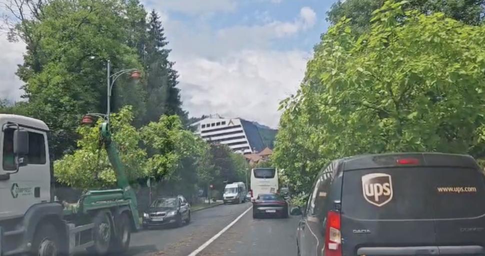 „Sfârșitul lumii în Sinaia”: Sunt 16 răniți, majoritatea turiști străini. Acoperișul gării a fost smuls de vijelie și aruncat peste DN1 987790