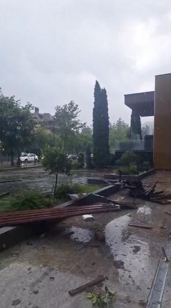 „Sfârșitul lumii în Sinaia”: Sunt 16 răniți, majoritatea turiști străini. Acoperișul gării a fost smuls de vijelie și aruncat peste DN1 987792