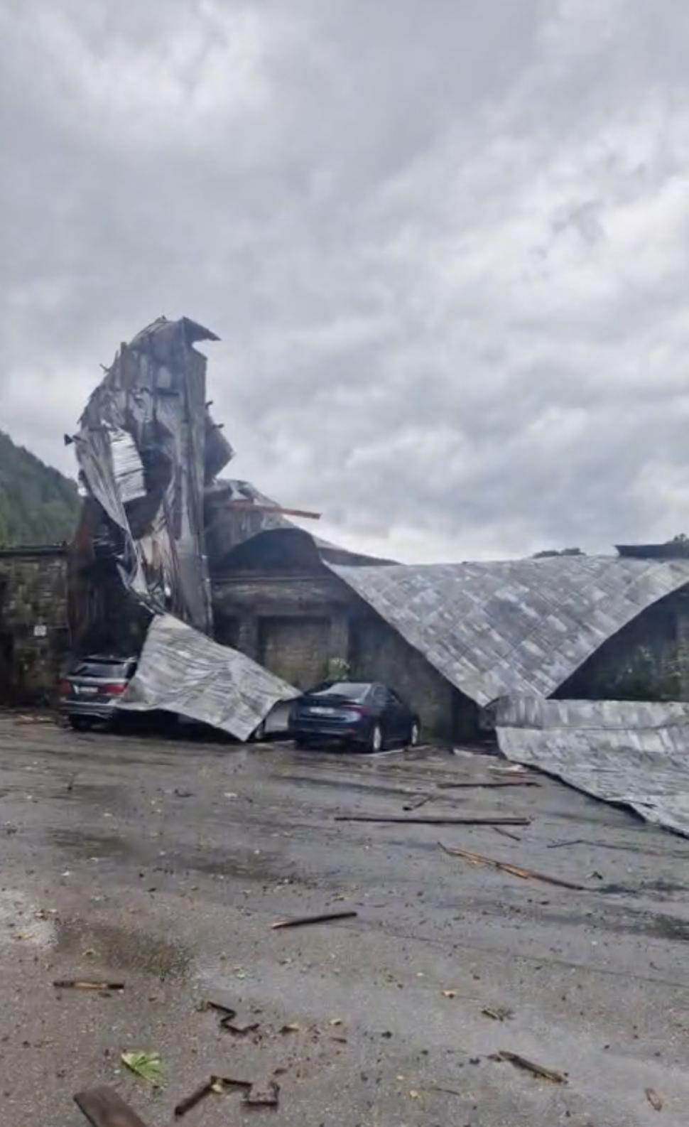 „Sfârșitul lumii în Sinaia”: Sunt 16 răniți, majoritatea turiști străini. Acoperișul gării a fost smuls de vijelie și aruncat peste DN1 987793