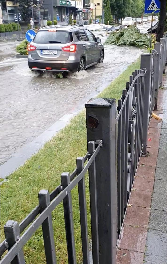 „Sfârșitul lumii în Sinaia”: Sunt 16 răniți, majoritatea turiști străini. Acoperișul gării a fost smuls de vijelie și aruncat peste DN1 987794