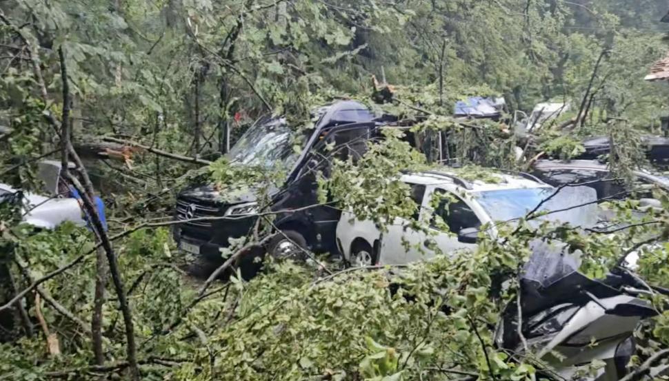 „Sfârșitul lumii în Sinaia”: Sunt 16 răniți, majoritatea turiști străini. Acoperișul gării a fost smuls de vijelie și aruncat peste DN1 987795