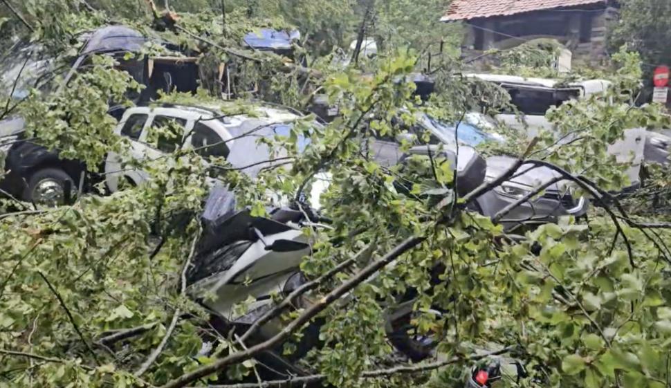 „Sfârșitul lumii în Sinaia”: Sunt 16 răniți, majoritatea turiști străini. Acoperișul gării a fost smuls de vijelie și aruncat peste DN1 987796
