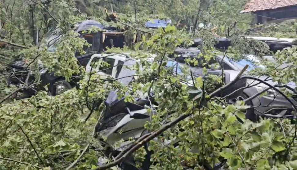 „Sfârșitul lumii în Sinaia”: Sunt 16 răniți, majoritatea turiști străini. Acoperișul gării a fost smuls de vijelie și aruncat peste DN1 987797