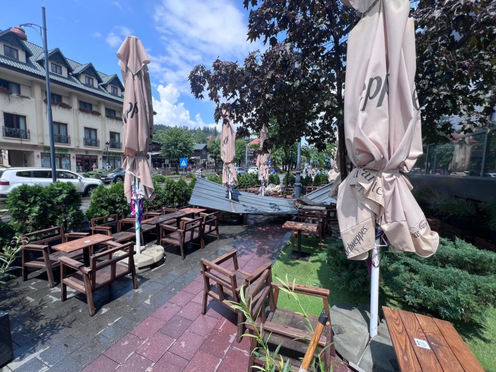 „Sfârșitul lumii în Sinaia”: Sunt 16 răniți, majoritatea turiști străini. Acoperișul gării a fost smuls de vijelie și aruncat peste DN1 987804