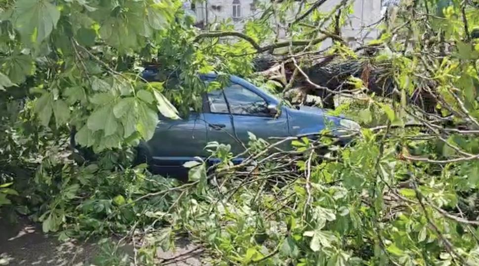 „Sfârșitul lumii în Sinaia”: Sunt 16 răniți, majoritatea turiști străini. Acoperișul gării a fost smuls de vijelie și aruncat peste DN1 987816