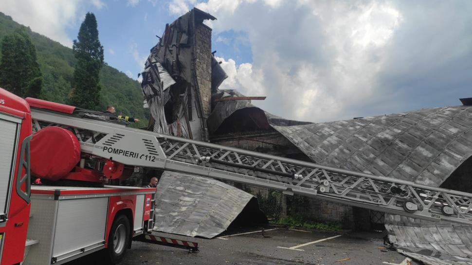 „Sfârșitul lumii în Sinaia”: Sunt 16 răniți, majoritatea turiști străini. Acoperișul gării a fost smuls de vijelie și aruncat peste DN1 987879