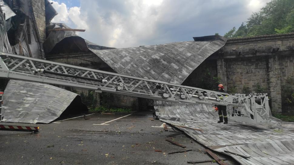 „Sfârșitul lumii în Sinaia”: Sunt 16 răniți, majoritatea turiști străini. Acoperișul gării a fost smuls de vijelie și aruncat peste DN1 987880