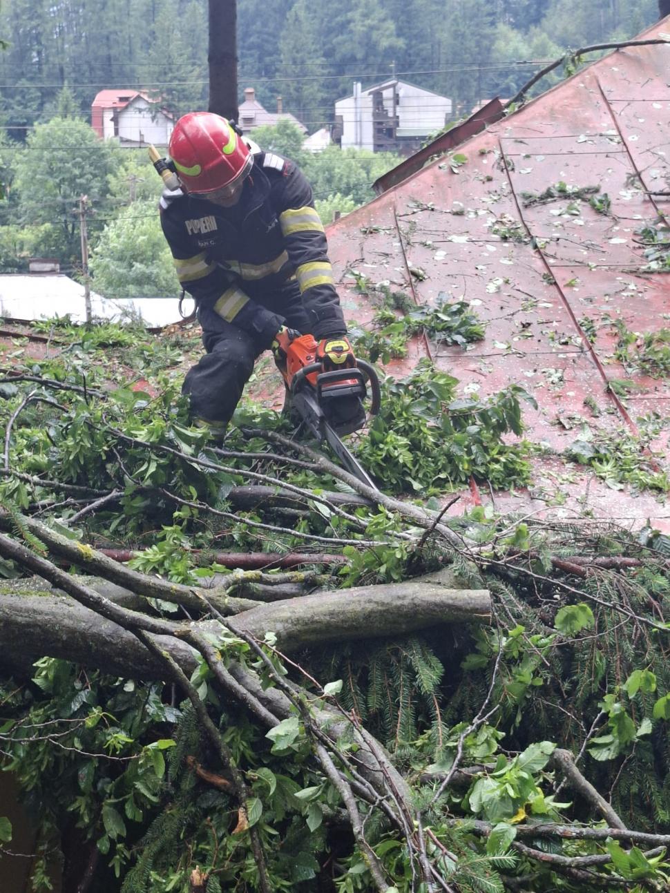 Zeci de turişti sunt blocați în refugii, pe munte, după furtuna din Sinaia: Curentul e întrerupt, instalațiile pe cablu nu funcționează 987871