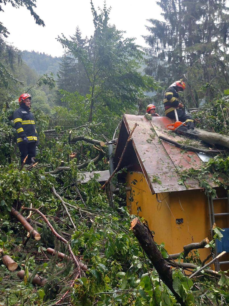 Zeci de turişti sunt blocați în refugii, pe munte, după furtuna din Sinaia: Curentul e întrerupt, instalațiile pe cablu nu funcționează 987873