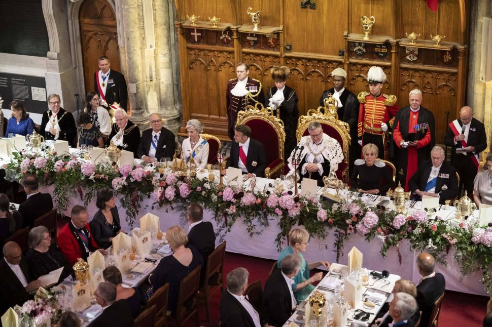„În sfârșit s-au ținut de mână”. Imagini inedite cu Emmanuel Macron și soția sa Brigitte la banchetul de la Guildhall 988044