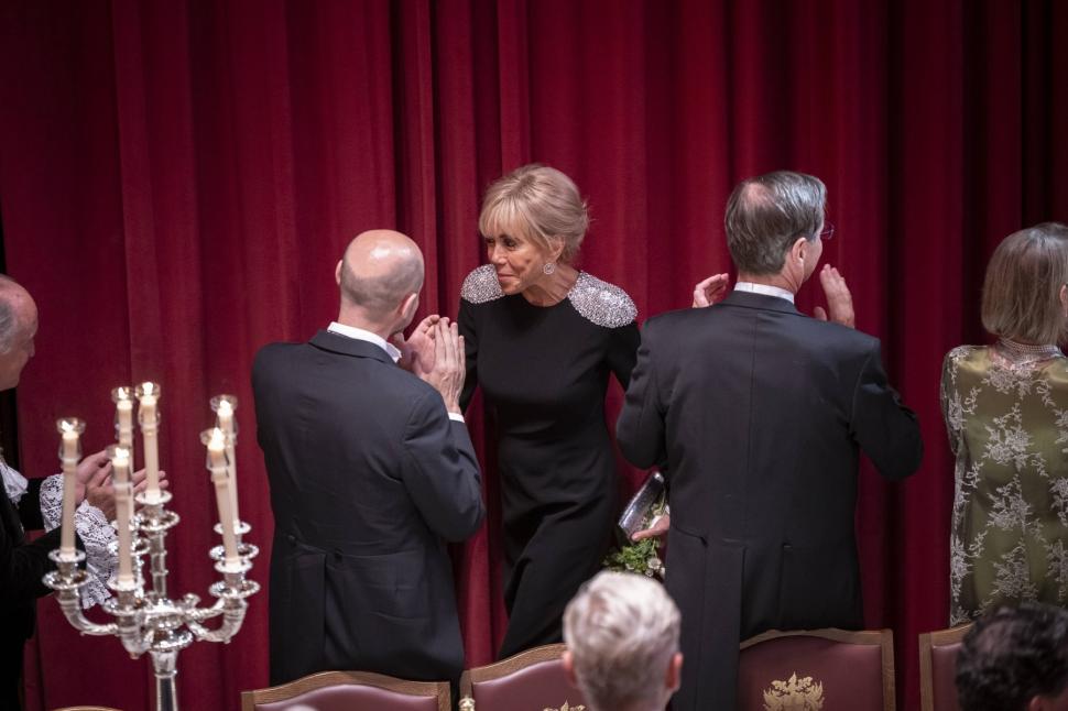 „În sfârșit s-au ținut de mână”. Imagini inedite cu Emmanuel Macron și soția sa Brigitte la banchetul de la Guildhall 988045