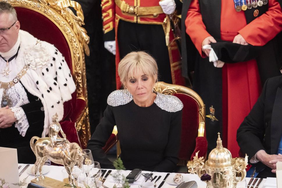 „În sfârșit s-au ținut de mână”. Imagini inedite cu Emmanuel Macron și soția sa Brigitte la banchetul de la Guildhall 988046