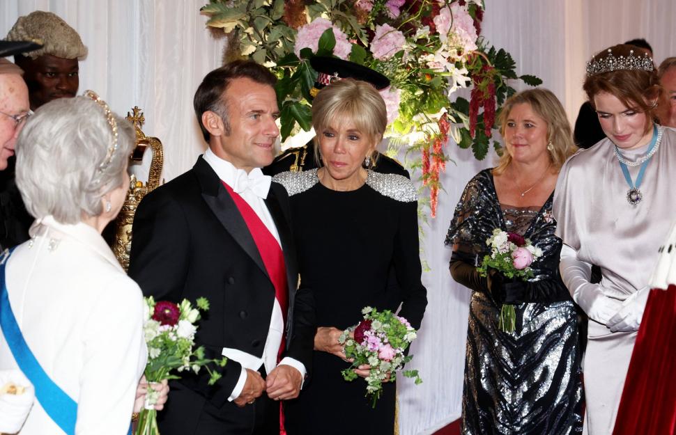 „În sfârșit s-au ținut de mână”. Imagini inedite cu Emmanuel Macron și soția sa Brigitte la banchetul de la Guildhall 988047