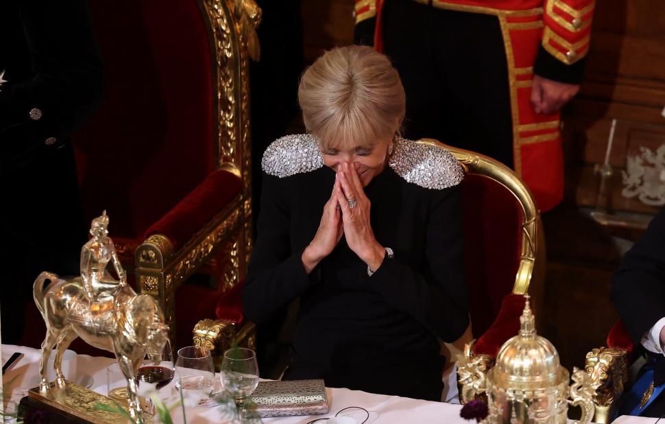 „În sfârșit s-au ținut de mână”. Imagini inedite cu Emmanuel Macron și soția sa Brigitte la banchetul de la Guildhall 988048