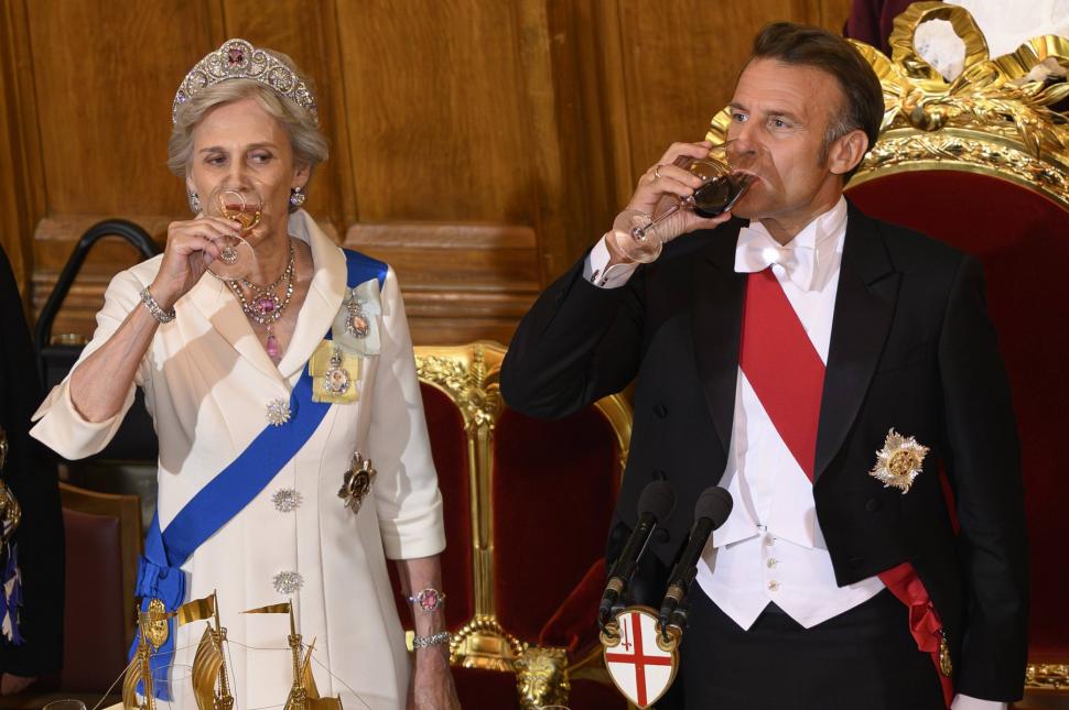 „În sfârșit s-au ținut de mână”. Imagini inedite cu Emmanuel Macron și soția sa Brigitte la banchetul de la Guildhall 988049