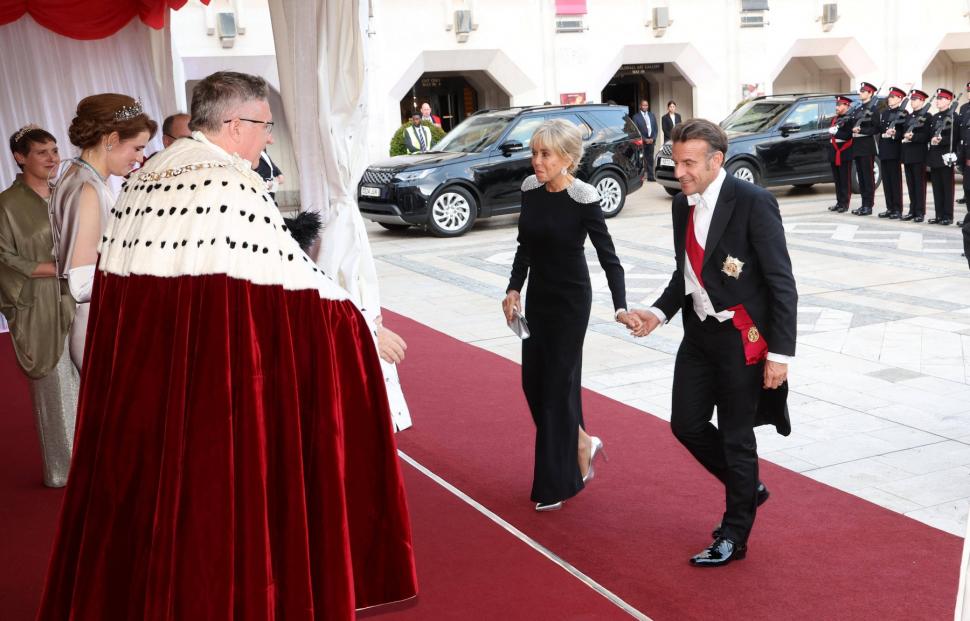 „În sfârșit s-au ținut de mână”. Imagini inedite cu Emmanuel Macron și soția sa Brigitte la banchetul de la Guildhall 988050
