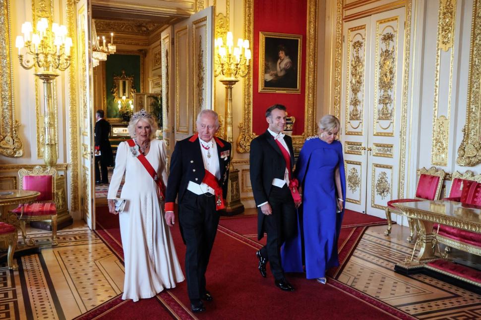 „În sfârșit s-au ținut de mână”. Imagini inedite cu Emmanuel Macron și soția sa Brigitte la banchetul de la Guildhall 988052