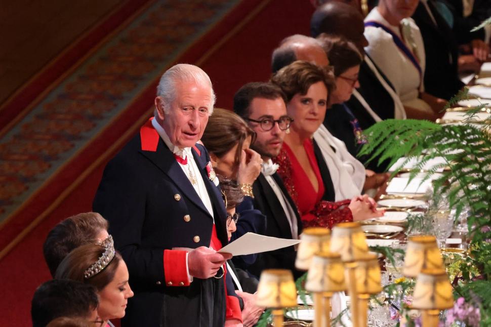 „În sfârșit s-au ținut de mână”. Imagini inedite cu Emmanuel Macron și soția sa Brigitte la banchetul de la Guildhall 988059