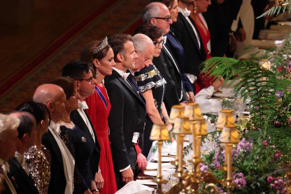 „În sfârșit s-au ținut de mână”. Imagini inedite cu Emmanuel Macron și soția sa Brigitte la banchetul de la Guildhall 988060