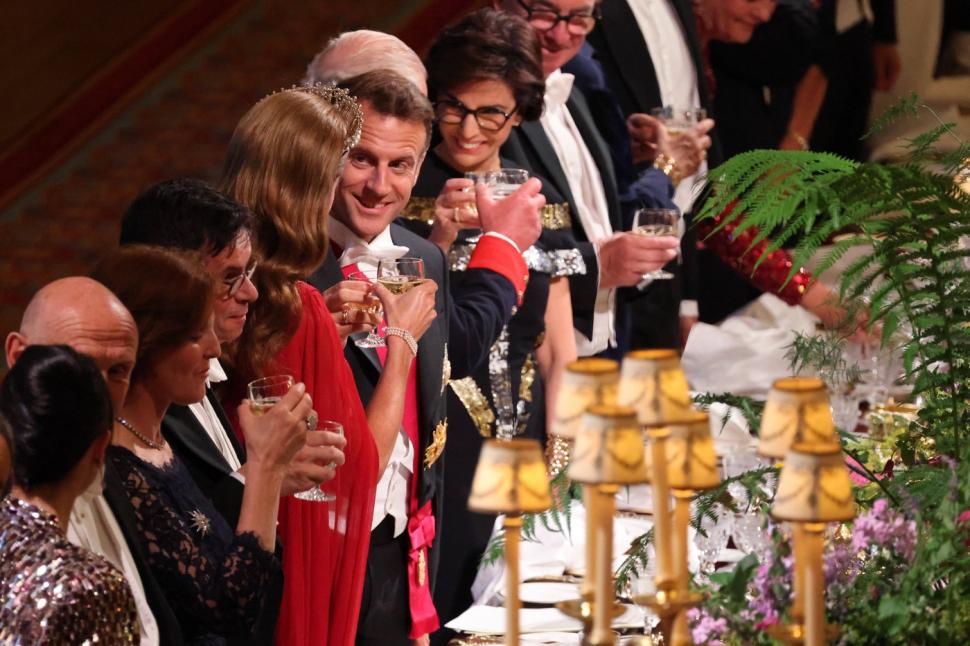 „În sfârșit s-au ținut de mână”. Imagini inedite cu Emmanuel Macron și soția sa Brigitte la banchetul de la Guildhall 988061