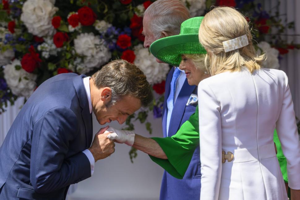 „În sfârșit s-au ținut de mână”. Imagini inedite cu Emmanuel Macron și soția sa Brigitte la banchetul de la Guildhall 988066