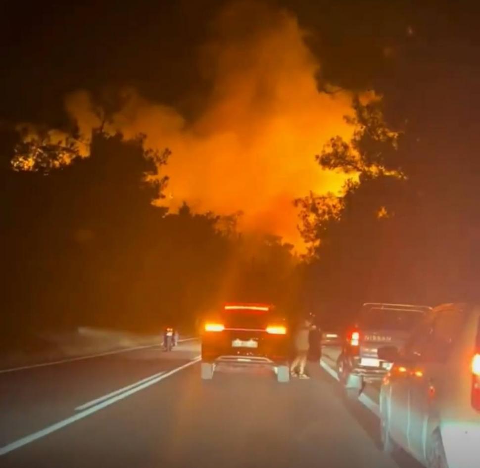 Incendiu în Thassos. Flăcările au ajuns până la drum. Au fost trimiși pompieri din Kavala, pene de curent pe insulă 987966