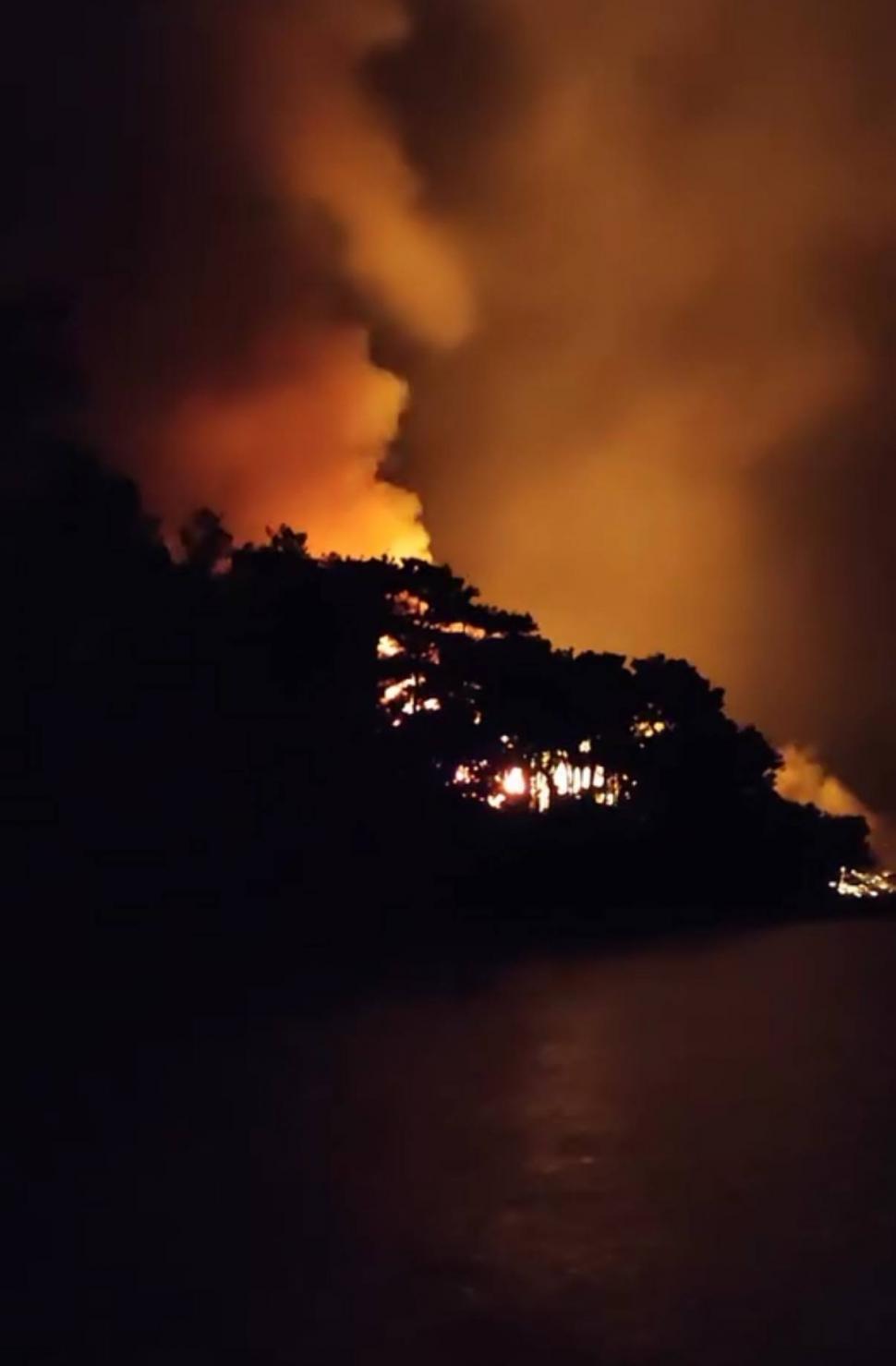 Incendiu în Thassos. Flăcările au ajuns până la drum. Au fost trimiși pompieri din Kavala, pene de curent pe insulă 987967