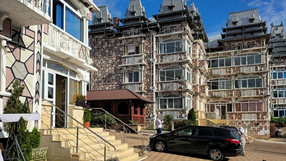 Mascaţii au intrat peste cămătari, în „palatele” din Slobozia și Bărbulești. Mașini de lux cumpărate din banii din camătă 988070