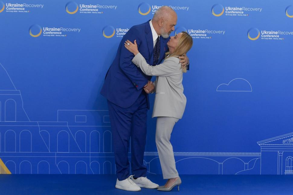 S-a întâmplat din nou: premierul Albaniei a îngenuncheat iar în fața Giorgiei Meloni 988420